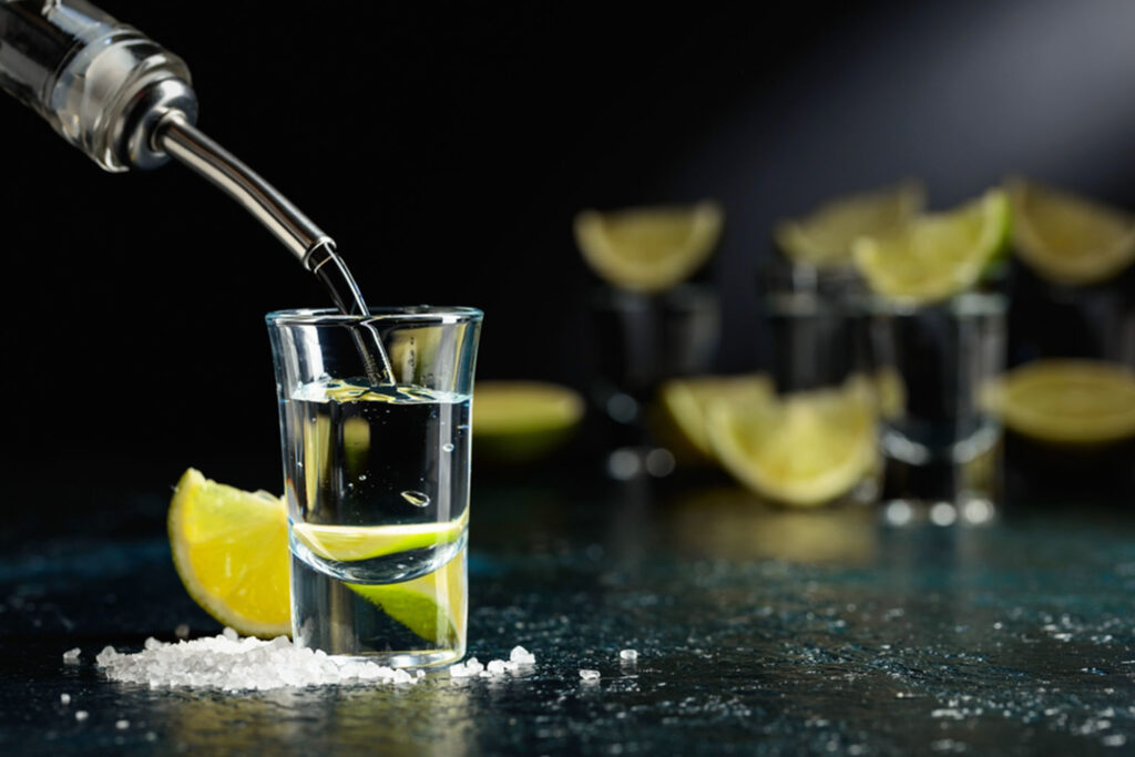 Degusta como un Experto: Guía Esencial para Tomar Tequila