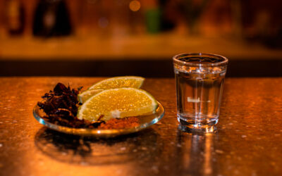 Maridaje perfecto: los mejores acompañantes para tu mezcal